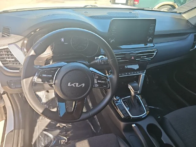 Used 2023 White Kia S image 16