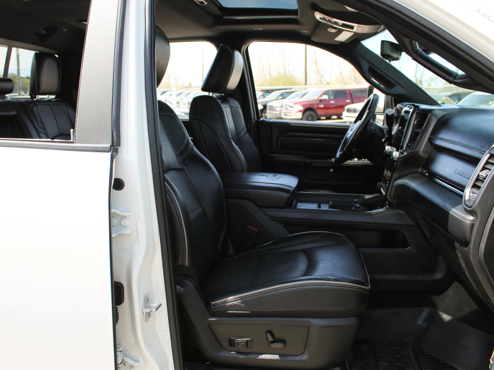 Certified Used 2024 White RAM Limited * Cummins Diesel | Night Edition | 5th Wheel & Gooseneck | Apple CarPlay | Adaptive Cruise image 21