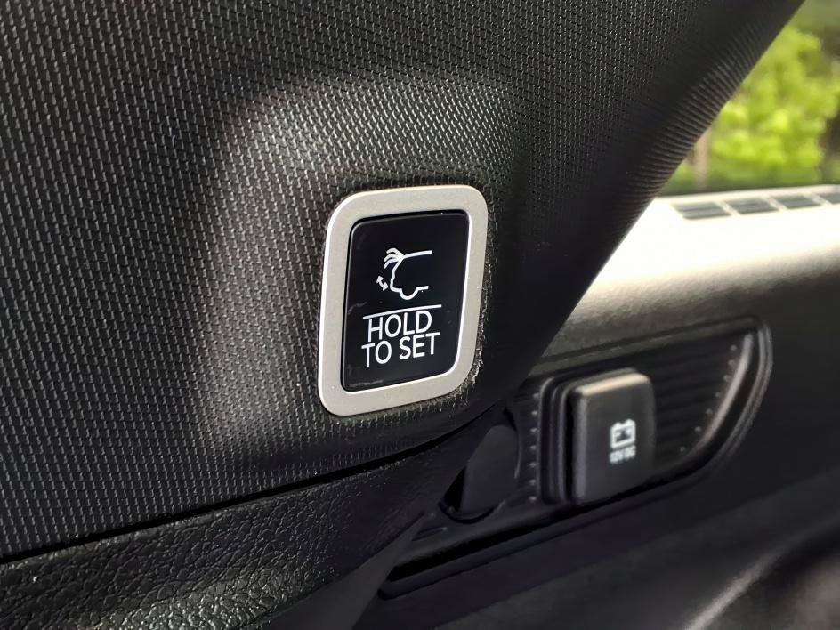 Used 2025 Diamond Black Crystal Pearlcoat Jeep Limited image 6