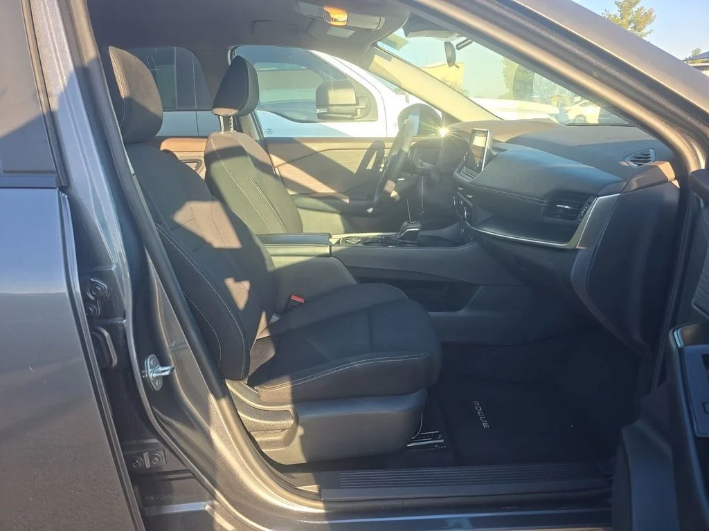 Used 2023 Gray Nissan S image 3