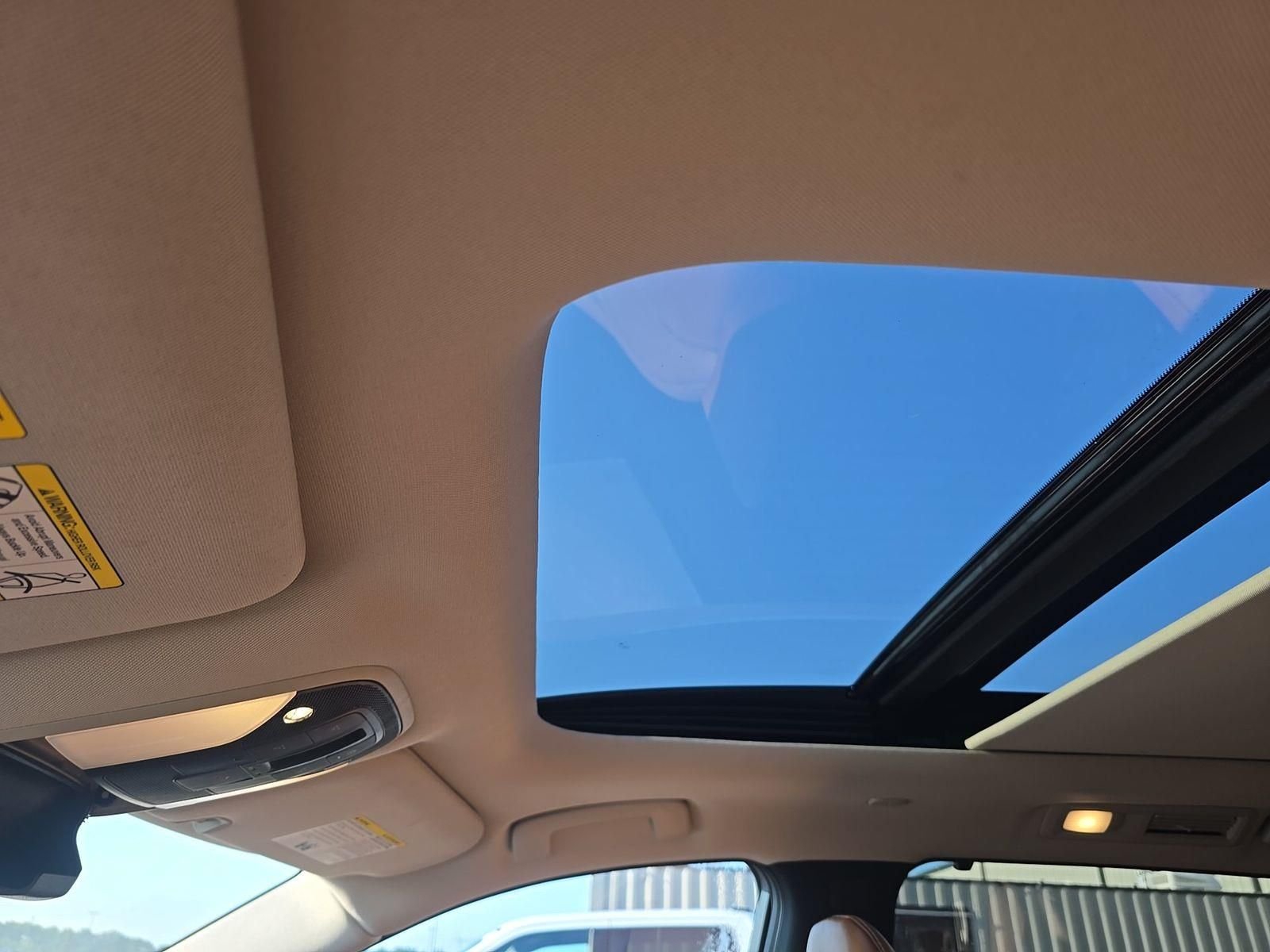 Used 2025 White INFINITI Sensory image 6