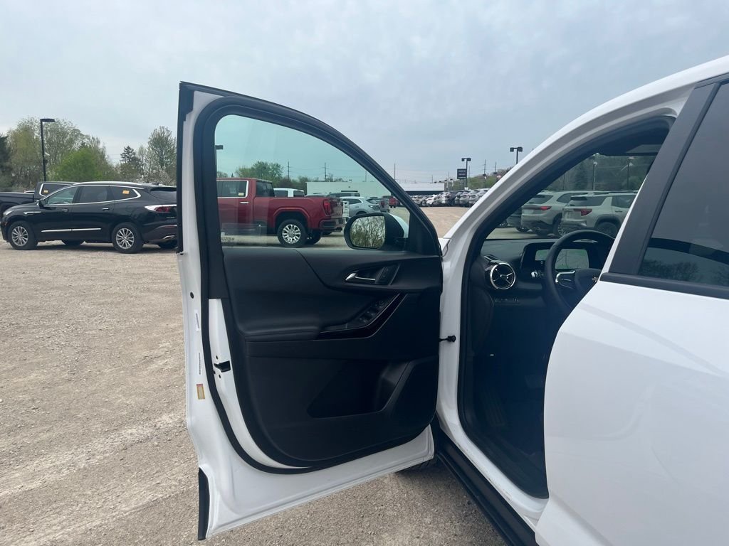 Used 2025 Summit White Chevrolet LT image 14