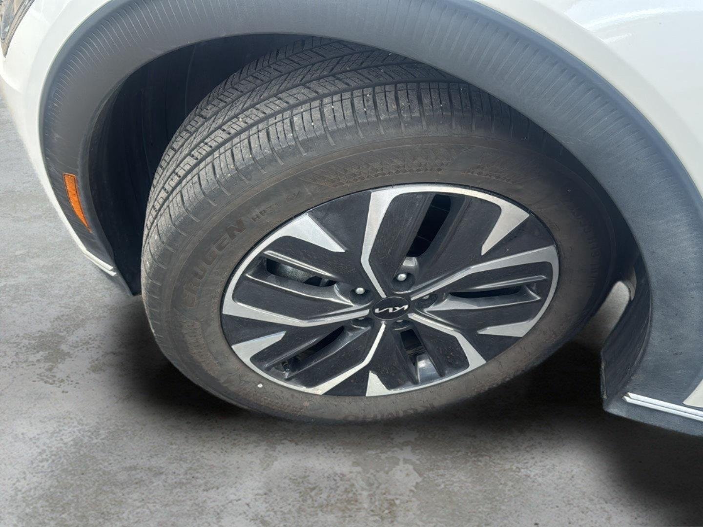 Certified Used 2024 Snow White Pearl Kia Light Long Range image 5