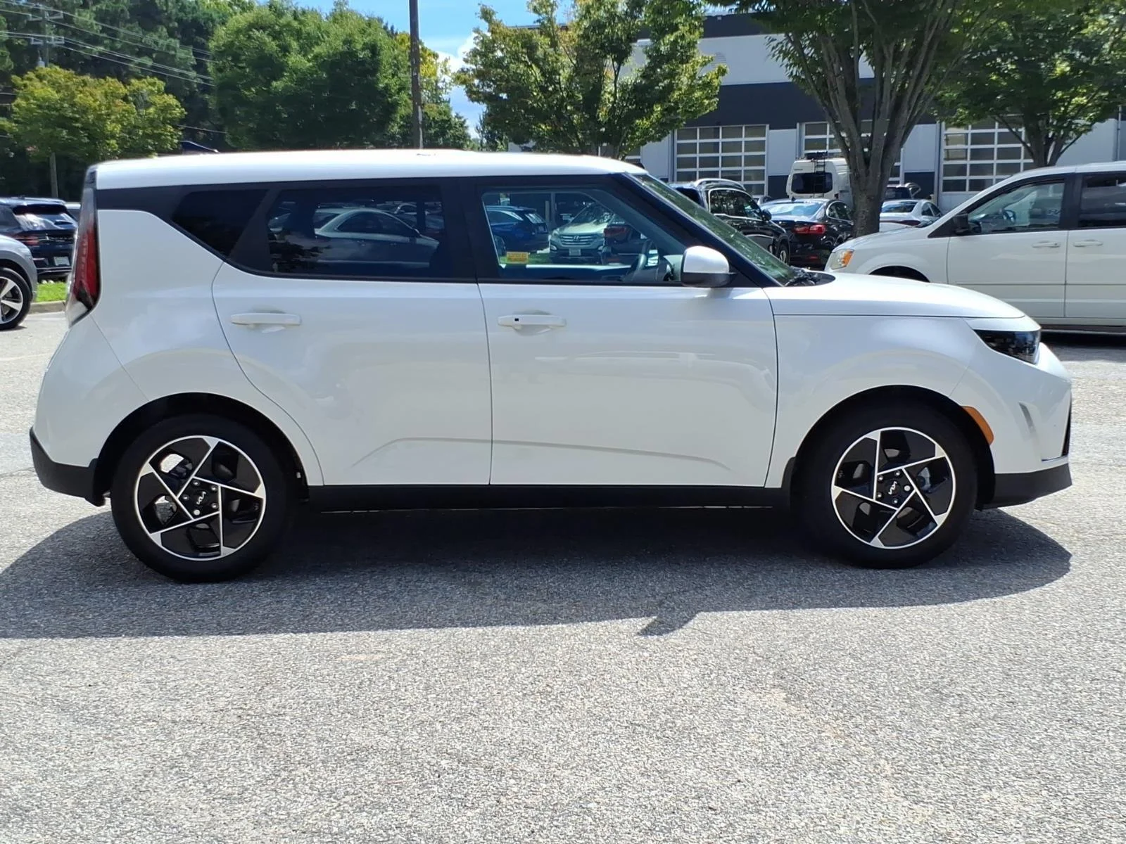 Used 2025 Snow White Pearl Kia EX image 7