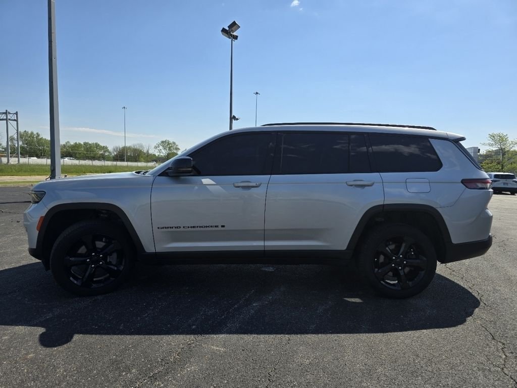 Used 2024 Silver Jeep Limited image 14