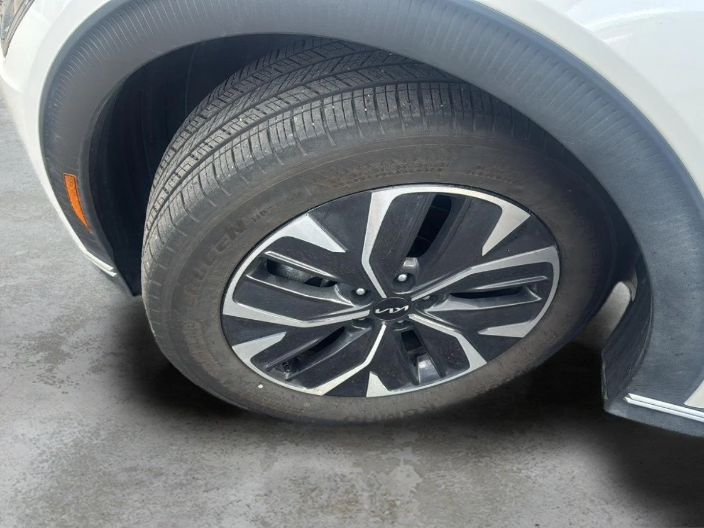 Certified Used 2024 Snow White Pearl Kia Light Long Range image 5
