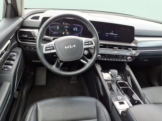 Used 2025 White Kia S image 18