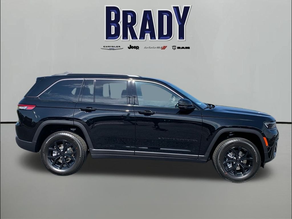 New 2026 Diamond Black Crystal Pearl-Coat Exterior Paint Jeep Laredo Altitude image 8