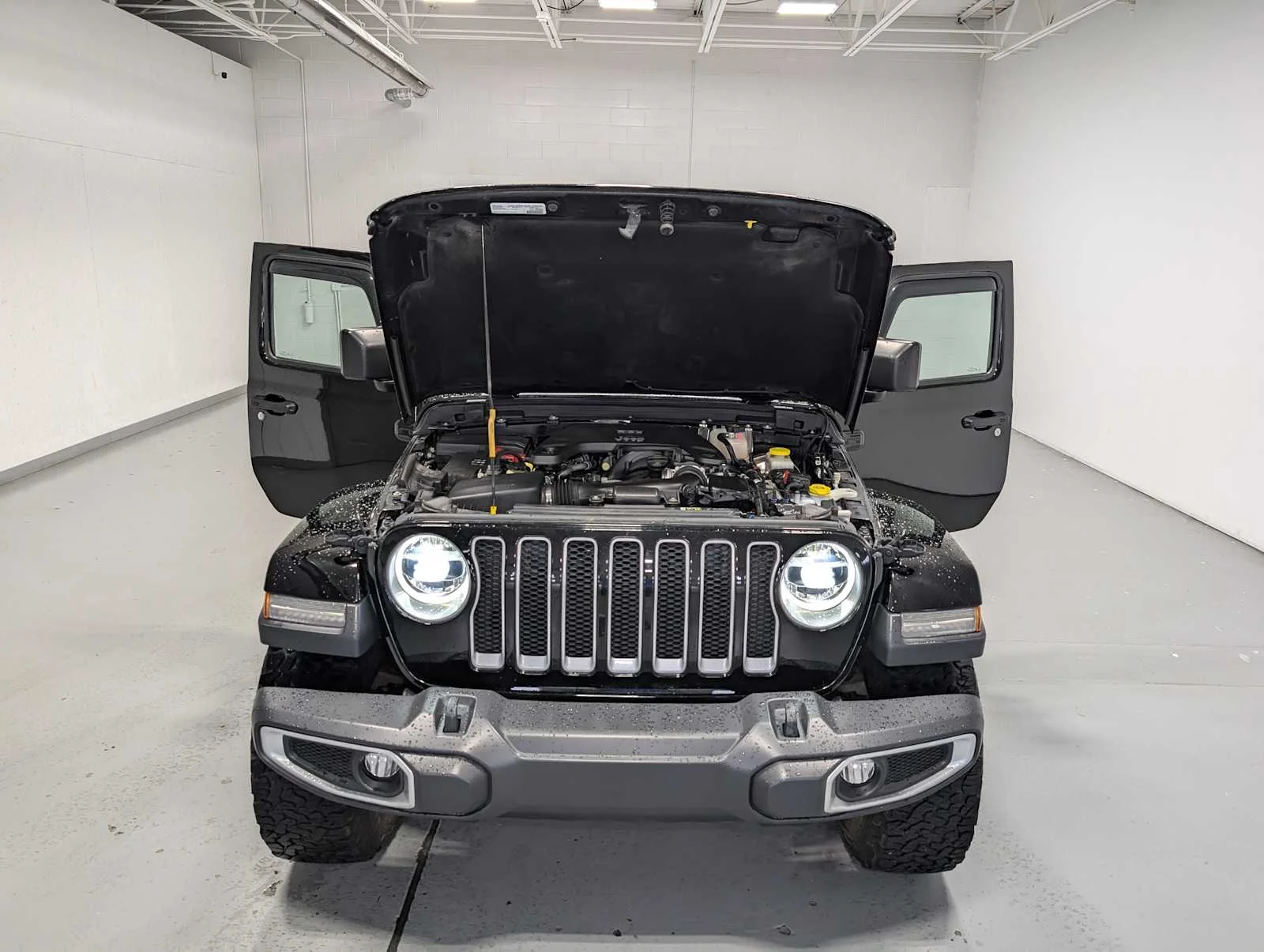 Used 2018 Black Clearcoat Jeep Sahara image 10