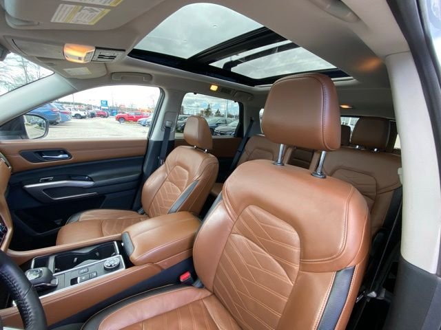 Used 2022 White Nissan Platinum image 12