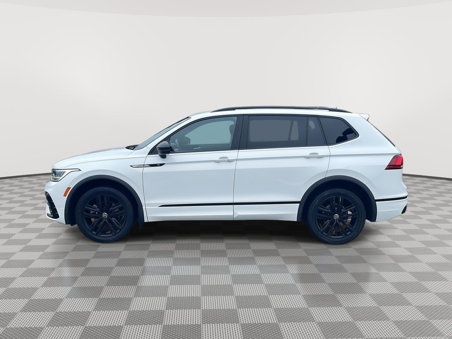 Used 2022 PURE WHITE Volkswagen SE-R image 9