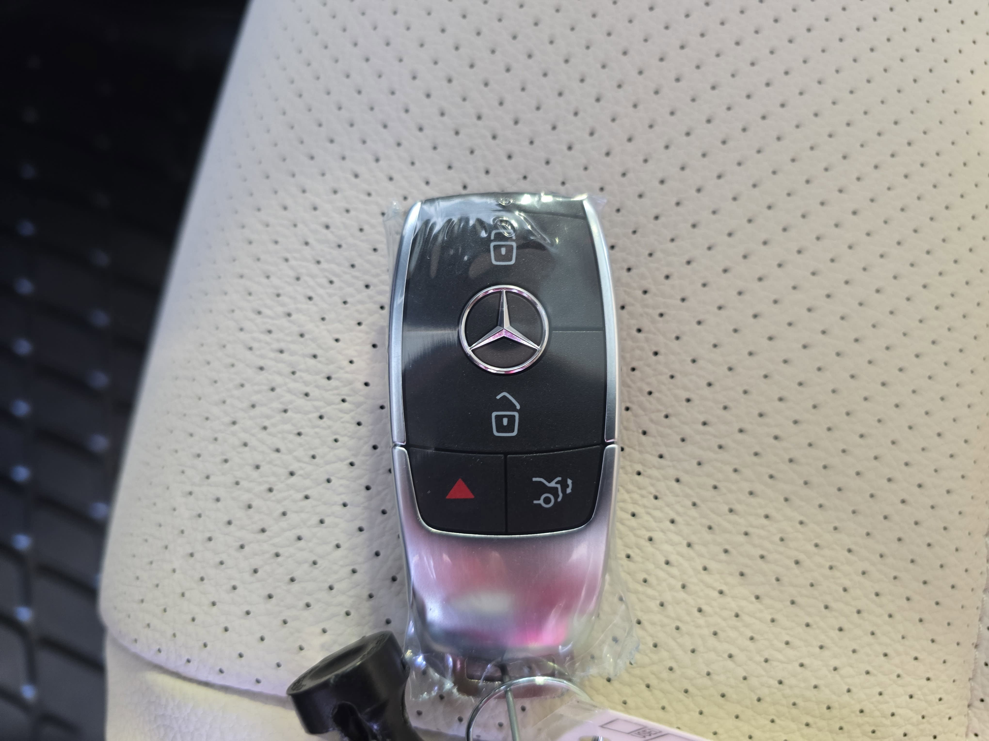 New 2026 Obsidian Black Metallic Mercedes-Benz GLE350 image 38