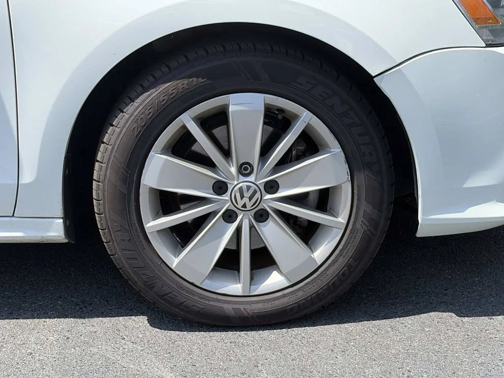 Used 2015 White Volkswagen 1.8T SE image 9