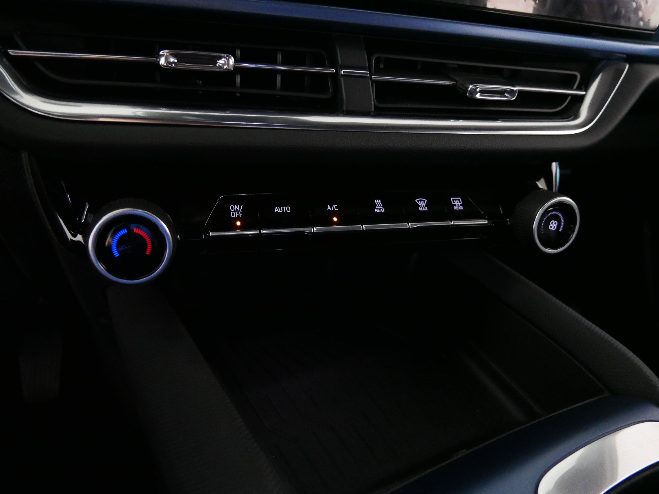 2024 Chevrolet Equinox EV LT - Photo 23