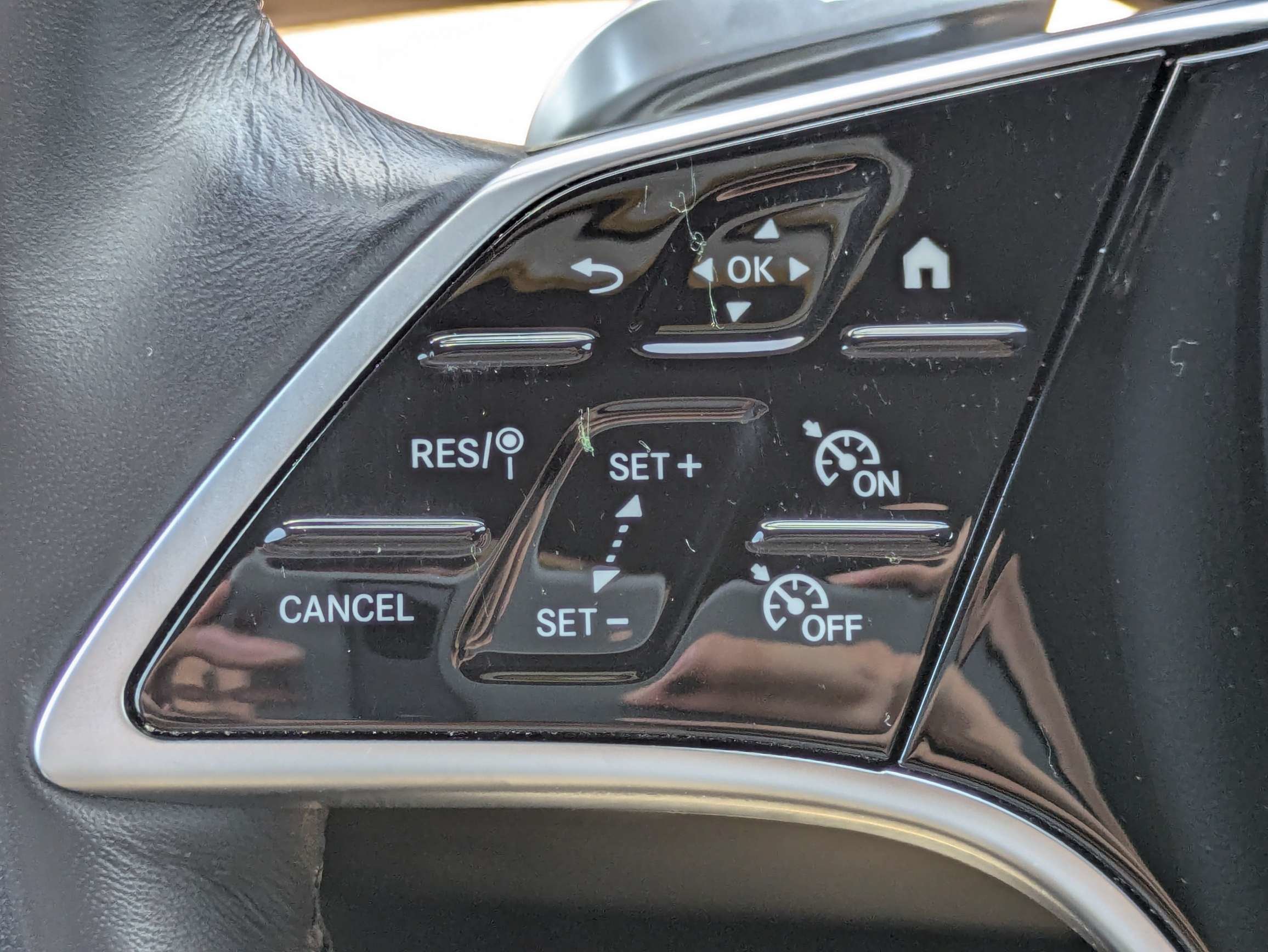 Used 2025 Obsidian Black Metallic Mercedes-Benz GLE 350 image 30