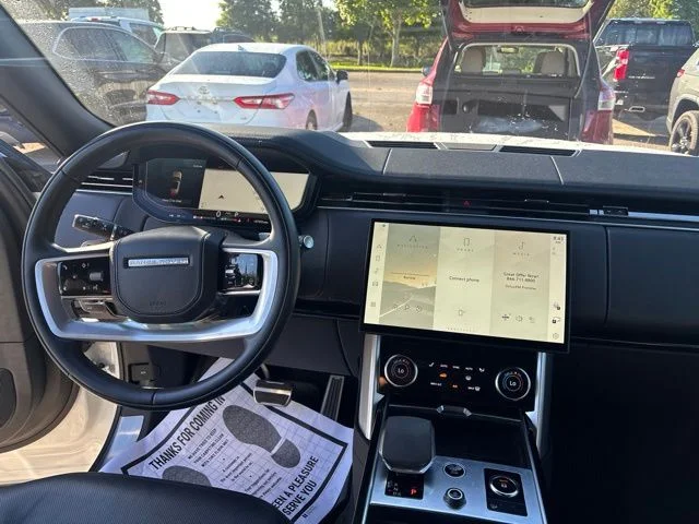 Used 2023  Land Rover SE image 11