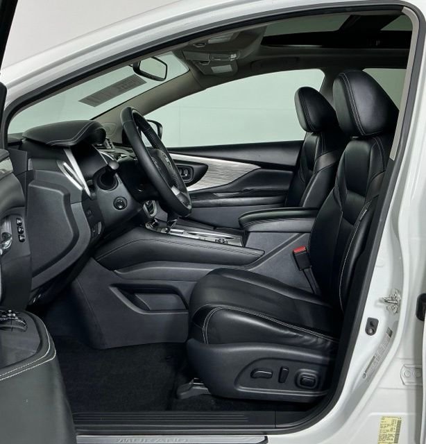 Used 2018 White Nissan Platinum image 14