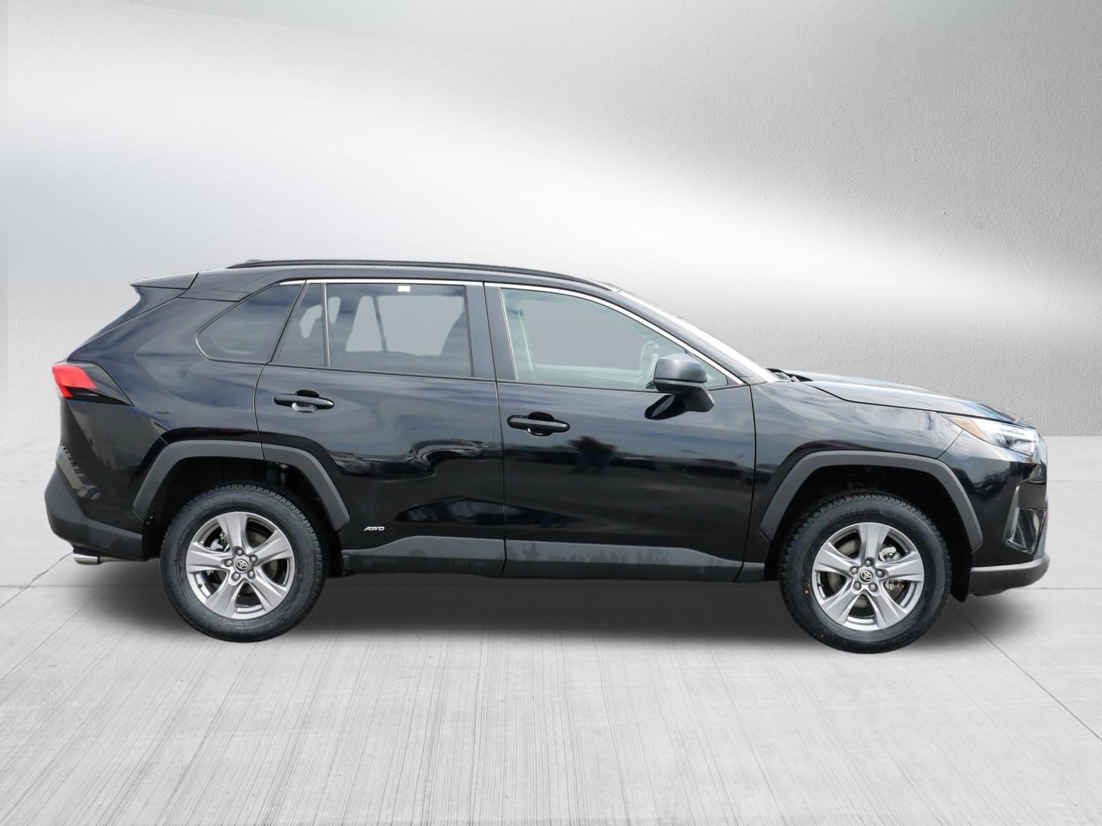 2025 Toyota RAV4 LE - Photo 8
