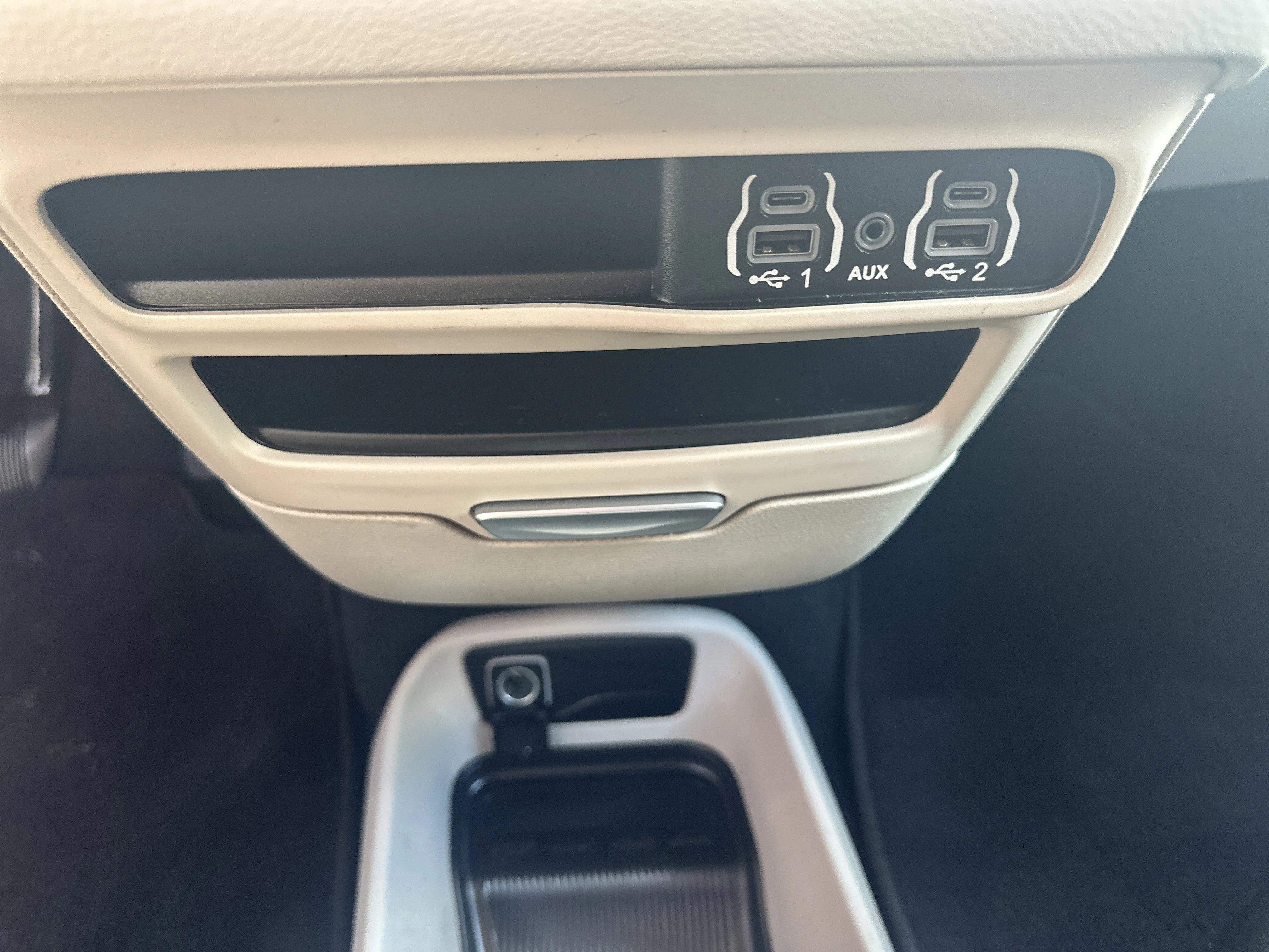 2023 Chrysler Voyager LX - Photo 16