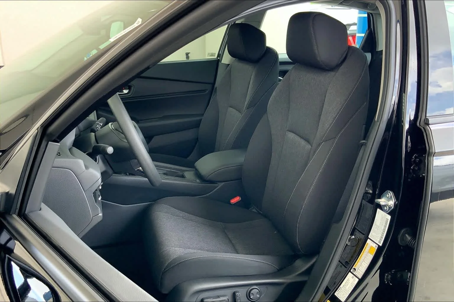 Used 2025 Crystal Black Pearl Honda SE image 7