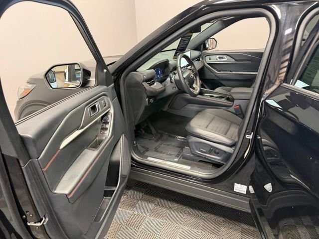 Certified Used 2025 Agate Black Metallic Ford ST-Line image 14