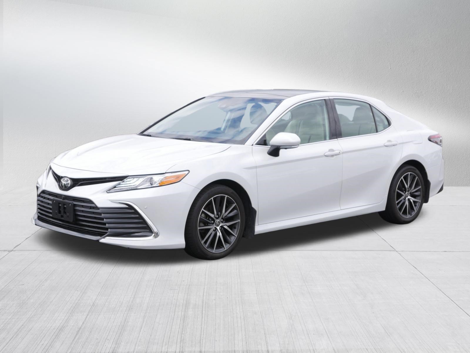 Used 2023 Wind Chill Pearl Toyota XLE image 3