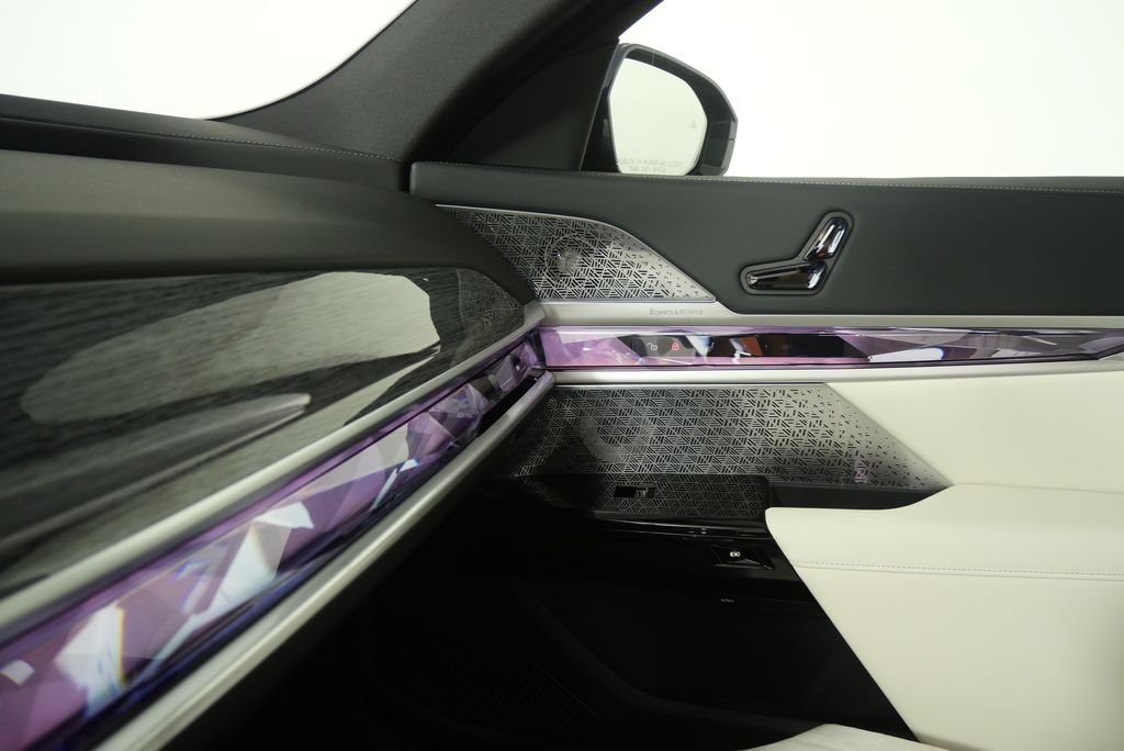 2026 BMW 7 Series 750e - Photo 25
