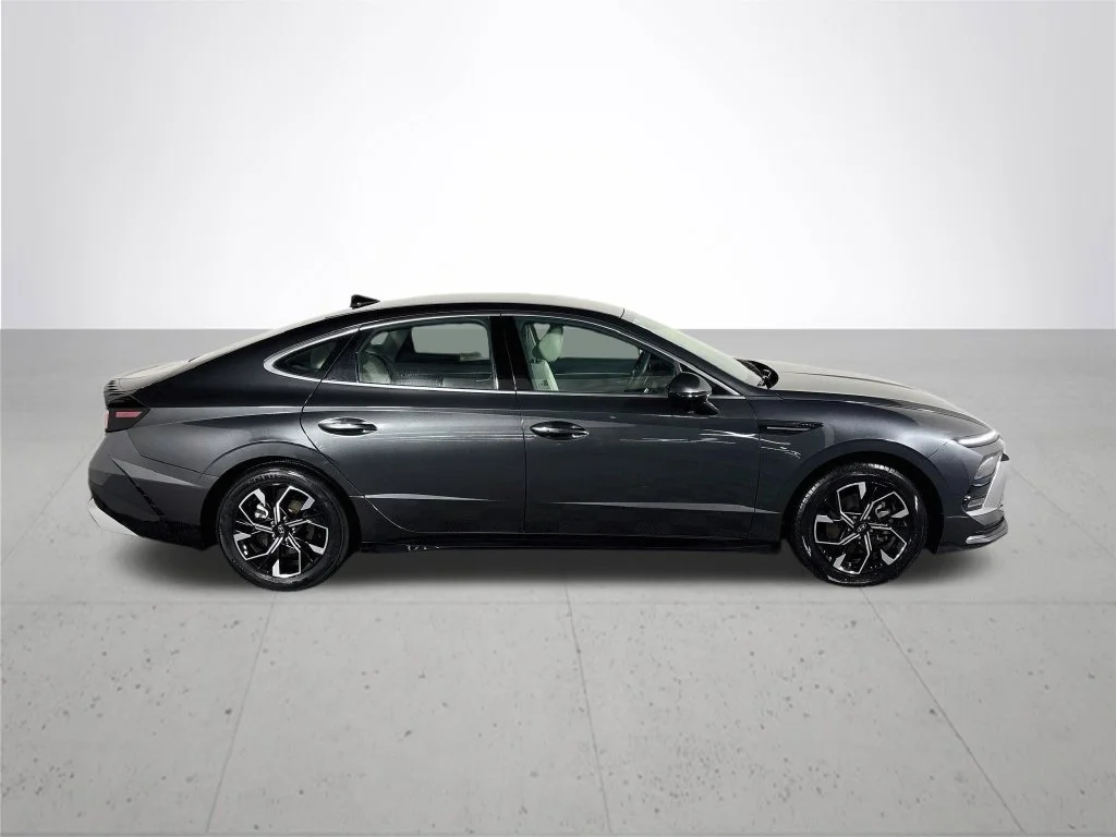 Used 2025 Gray Hyundai SEL image 5
