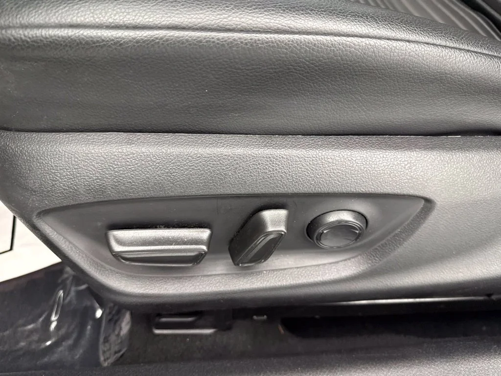 Used 2022 Off-white Toyota SE image 18