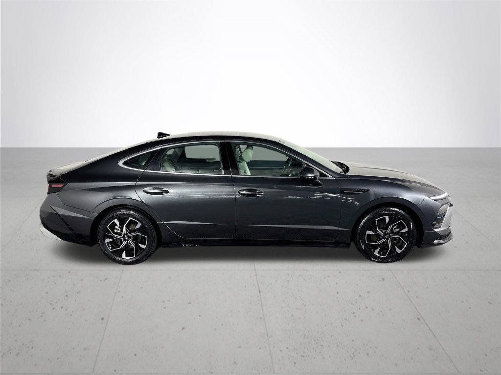 Used 2025 Gray Hyundai SEL image 5