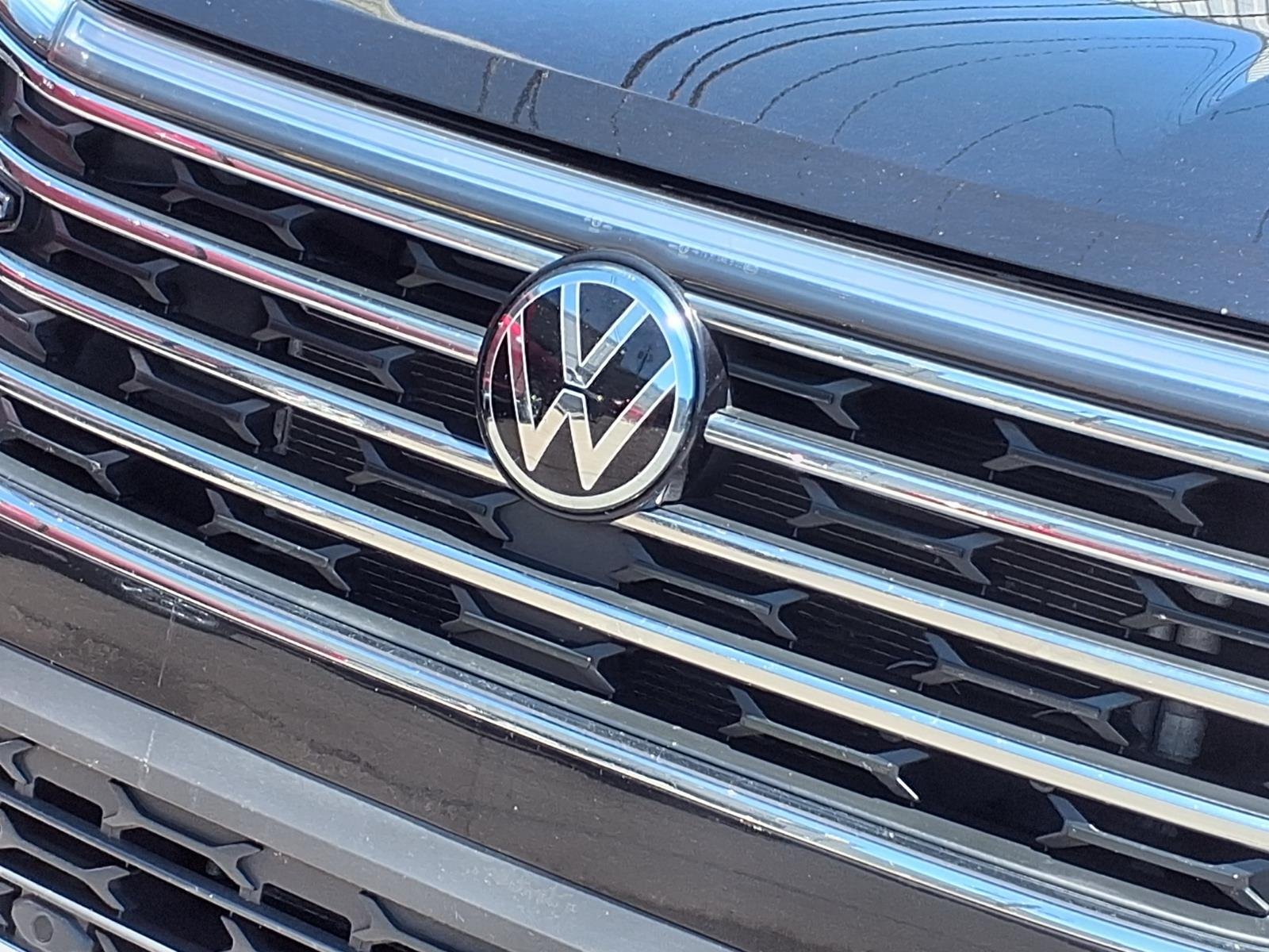Certified Used 2025  Volkswagen SE image 30