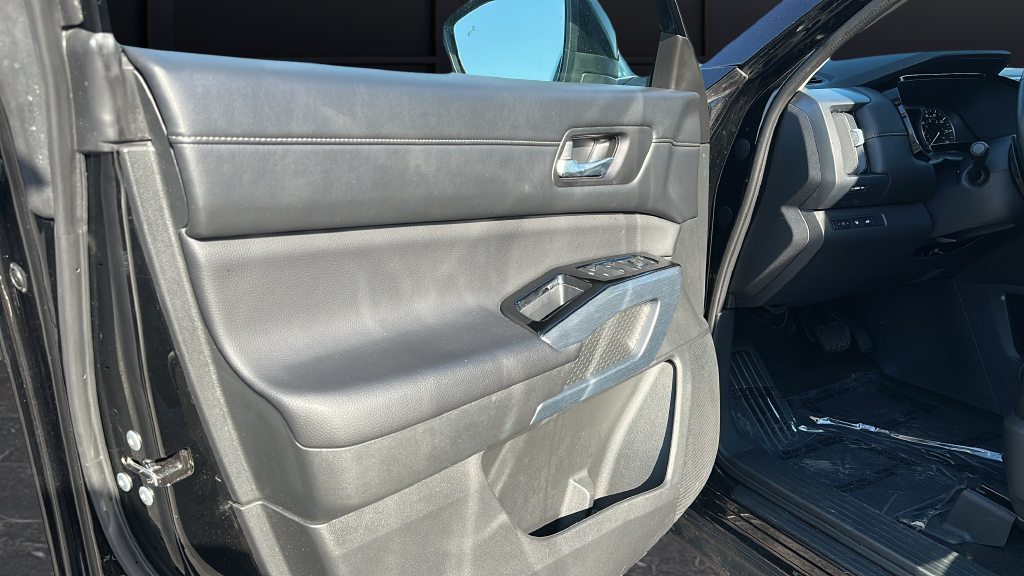 Used 2025 Super Black Nissan SL image 10