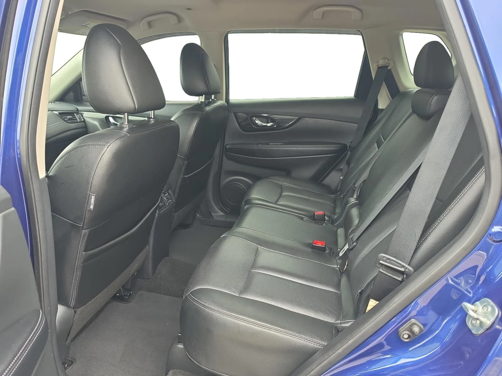 Used 2018 Caspian Blue Nissan SL image 19