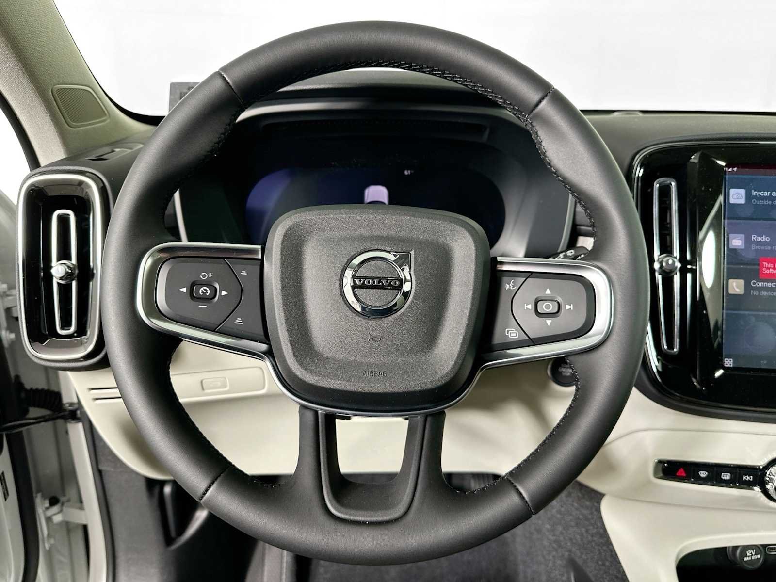 2025 Volvo XC40 Plus - Photo 9