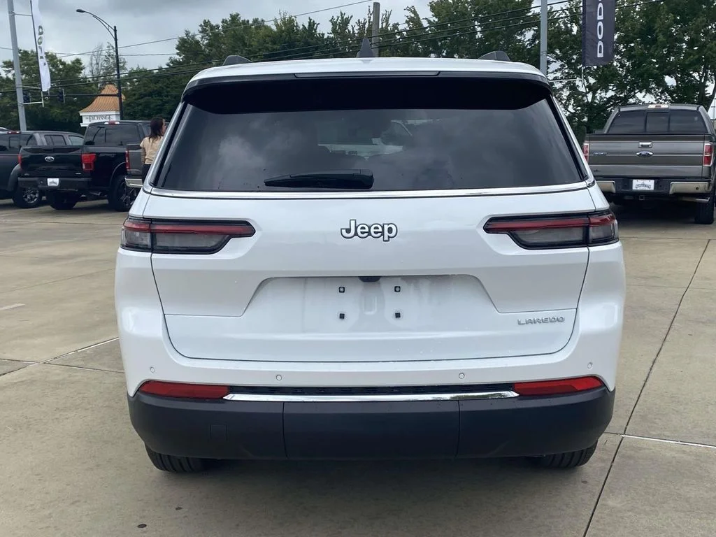 New 2026 Bright White Clear-Coat Exterior Paint Jeep Laredo X image 6