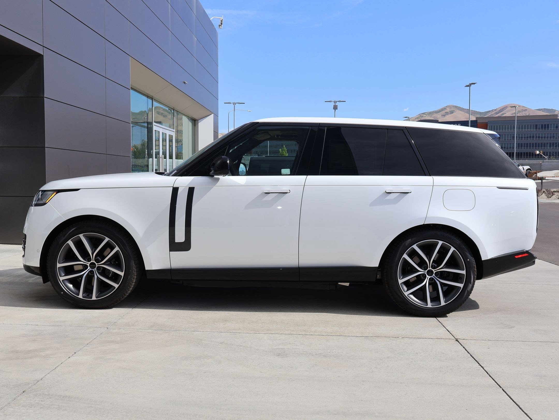 New 2026 Ostuni Pearl White LAND ROVER P550e SE image 9