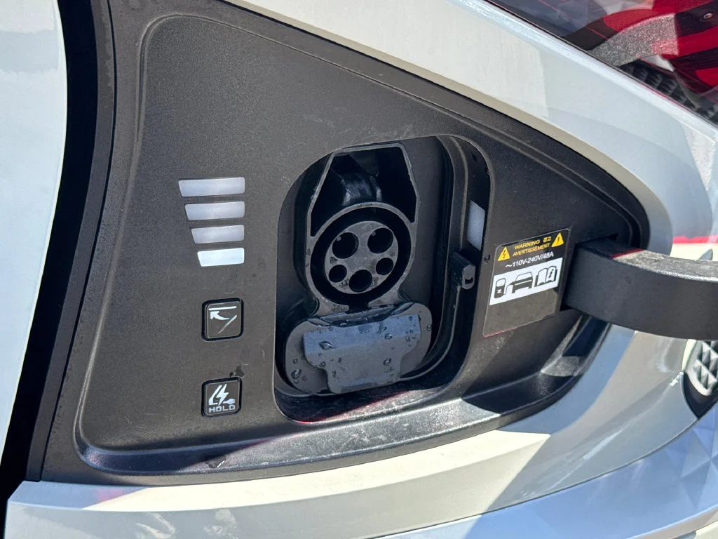 Used 2024 White Kia Light image 8