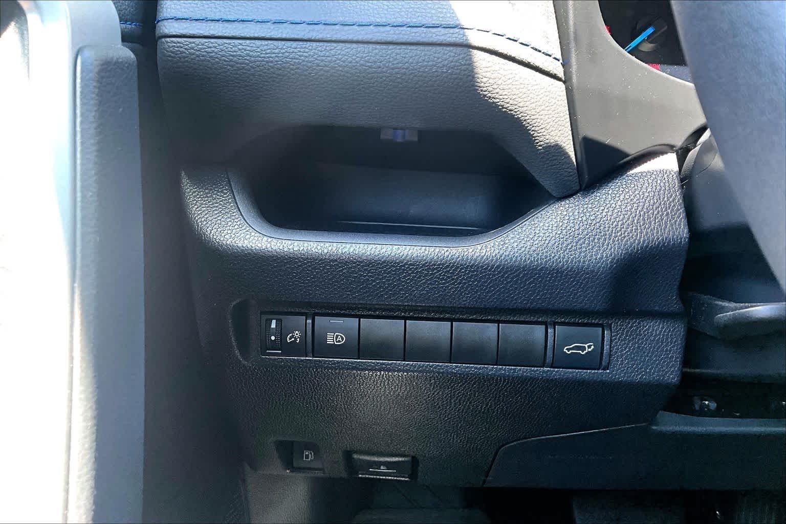 Used 2024 Wind Chill Pearl/Midnight Black Metallic Toyota Hybrid XSE image 34