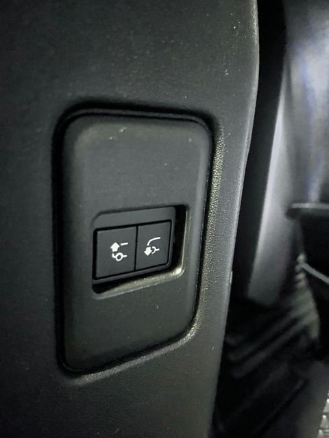 Used 2020 White Land Rover SE image 7