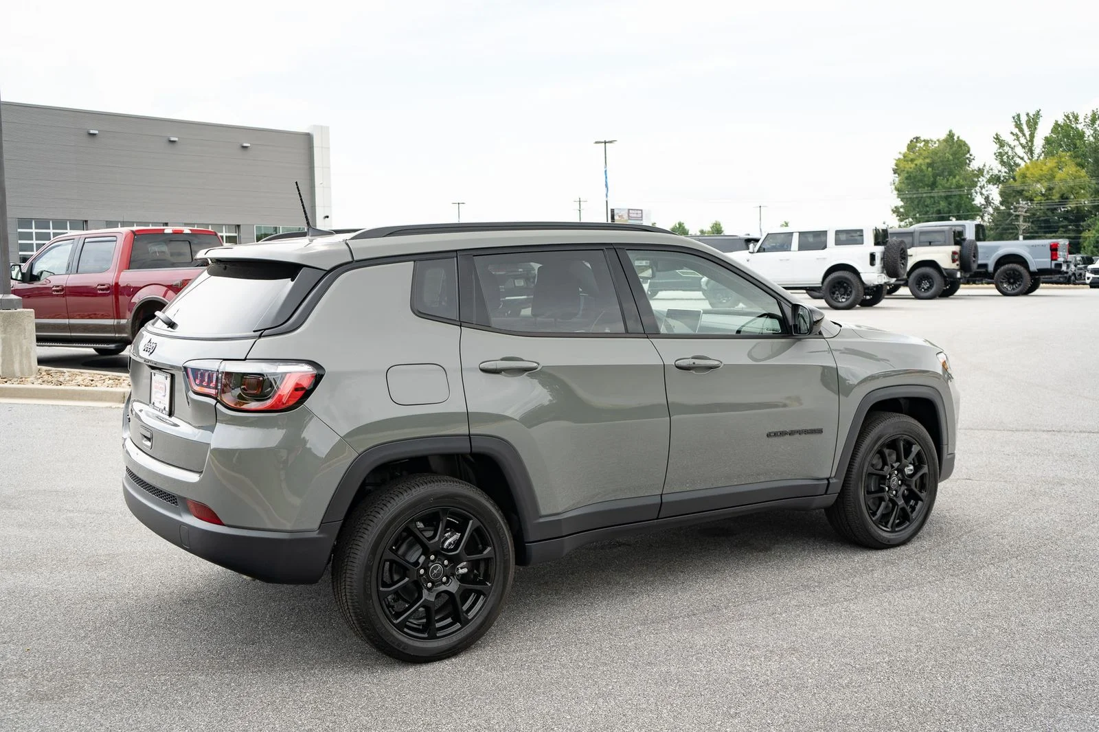 New 2026 Sting-Gray Clear-Coat Exterior Paint Jeep Latitude image 10