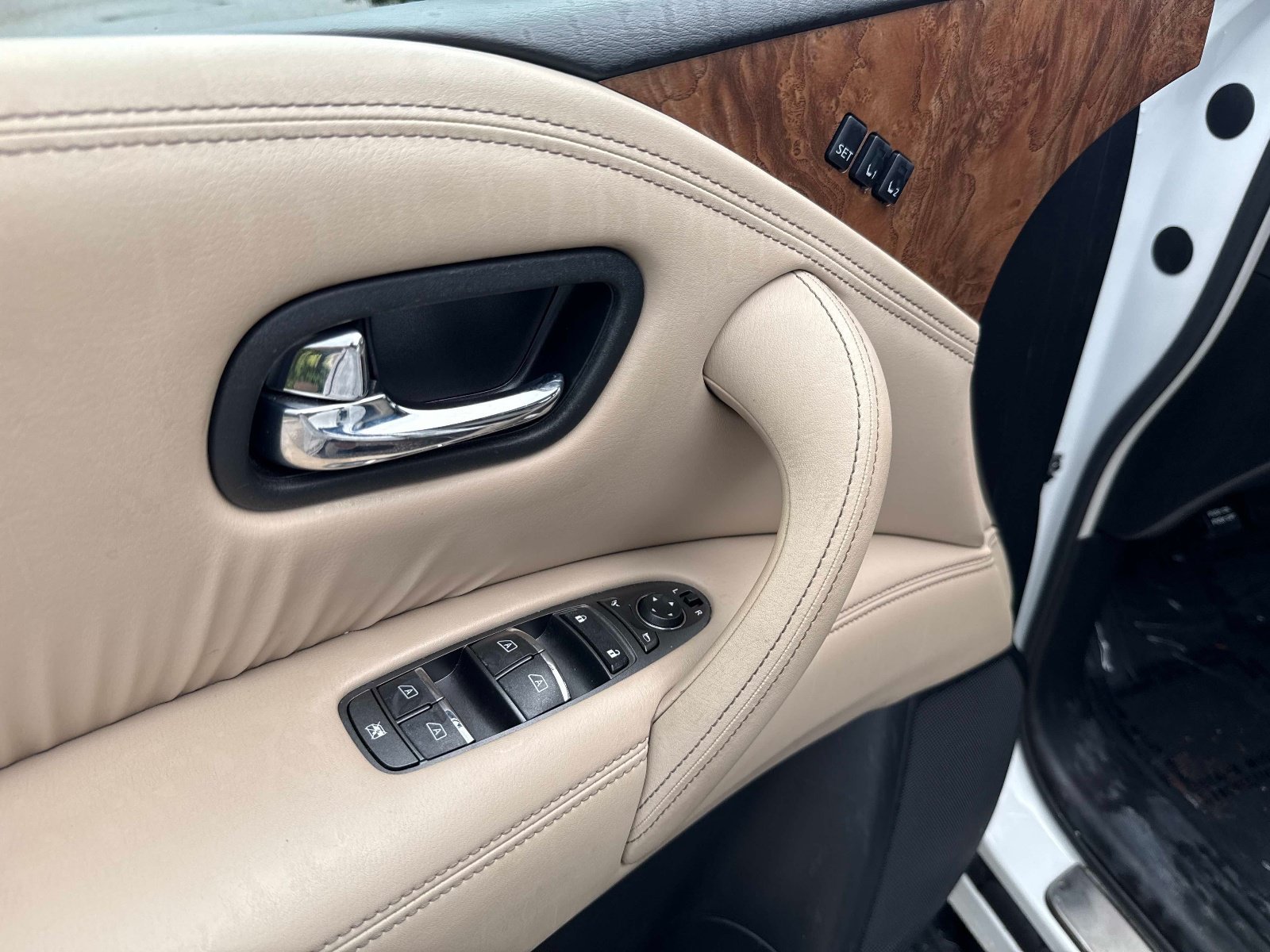 Used 2022 Aspen White TriCoat Pearl Nissan SL image 17