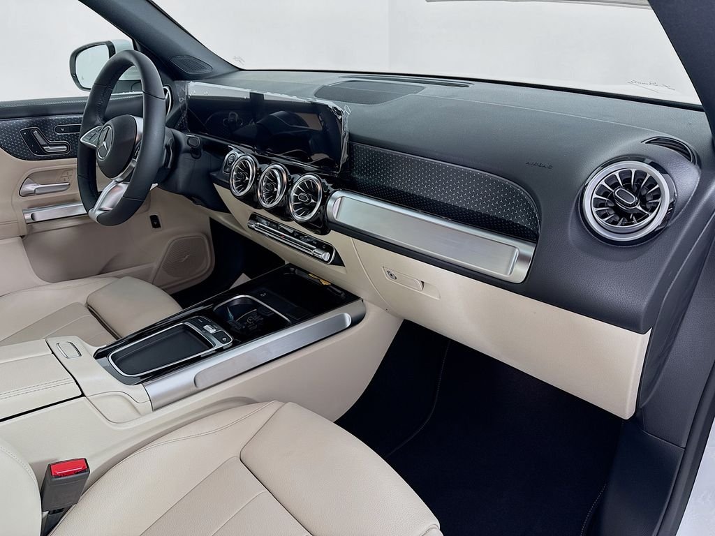 Used 2025 White Mercedes-Benz GLB 250 image 28