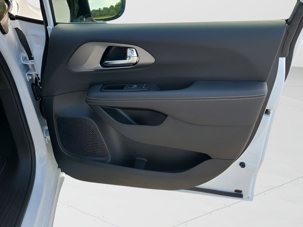 New 2026 Bright White Clear-Coat Exterior Paint Chrysler LX image 42