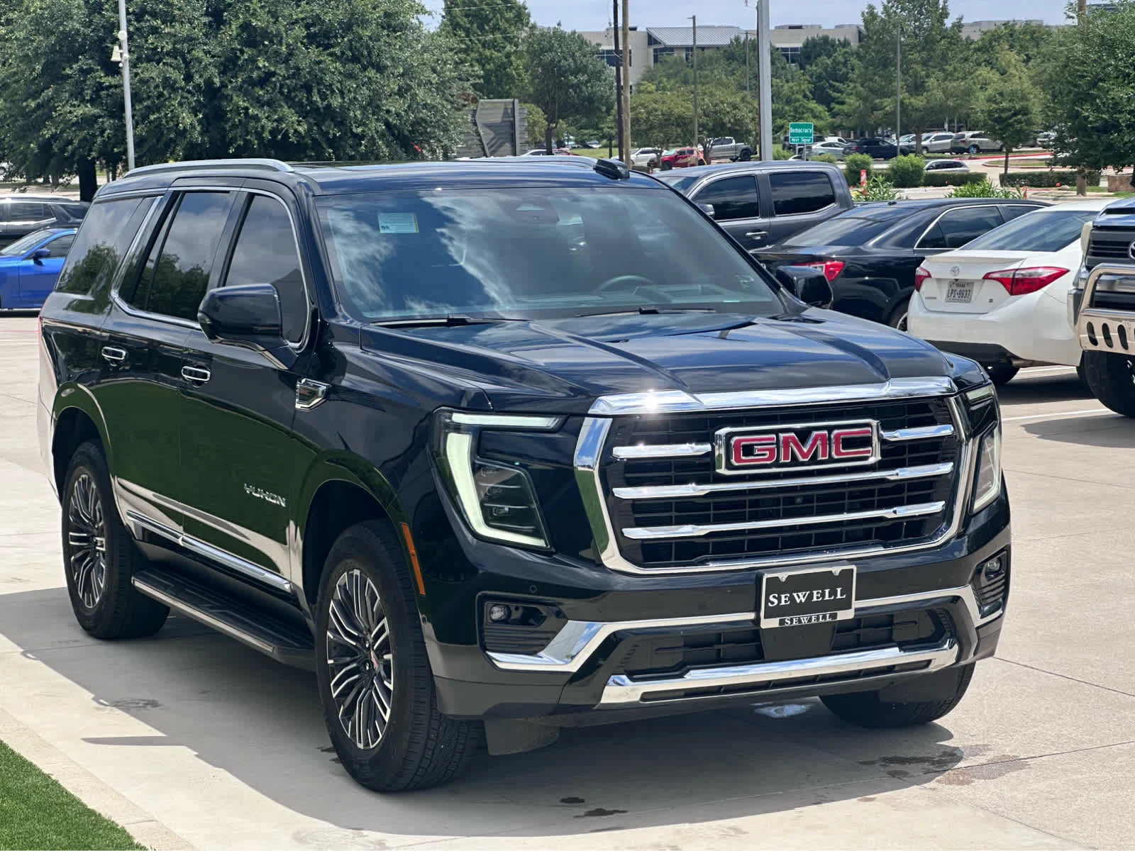 Used 2025 Onyx Black GMC Elevation image 3