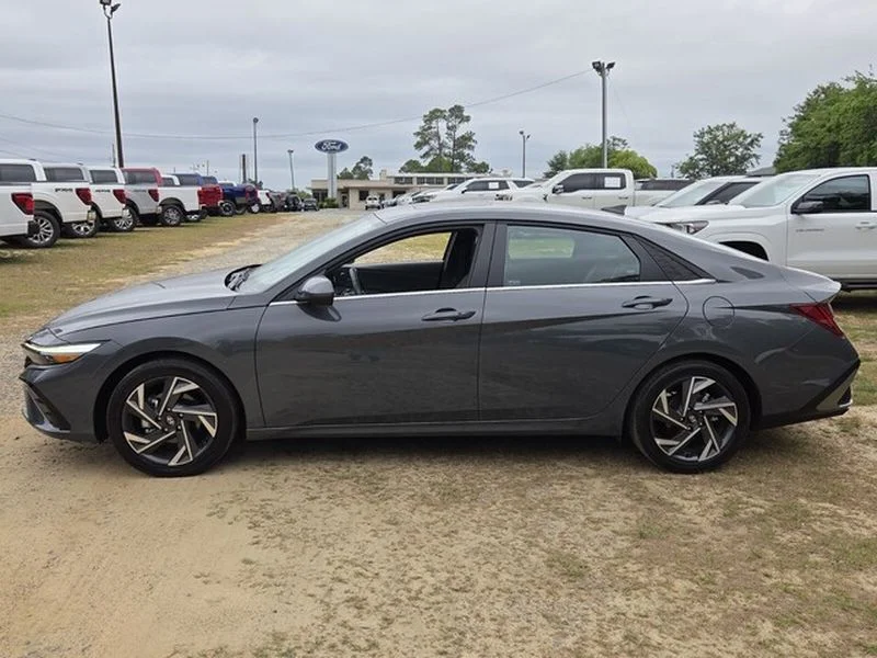 Used 2025 Gray Hyundai SEL Convenience image 5