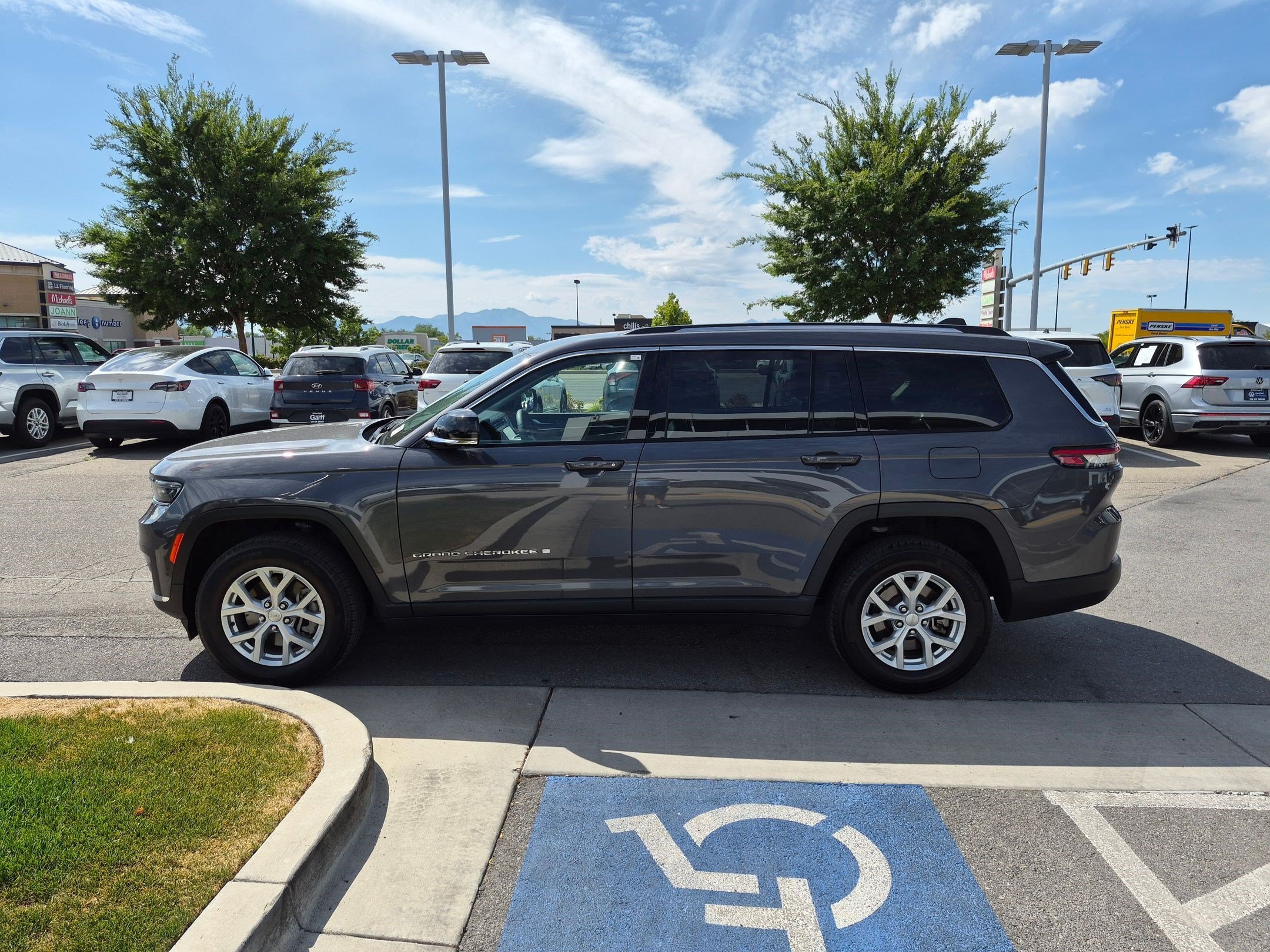 Used 2023 Baltic Gray Metallic Clearcoat Jeep Limited image 7