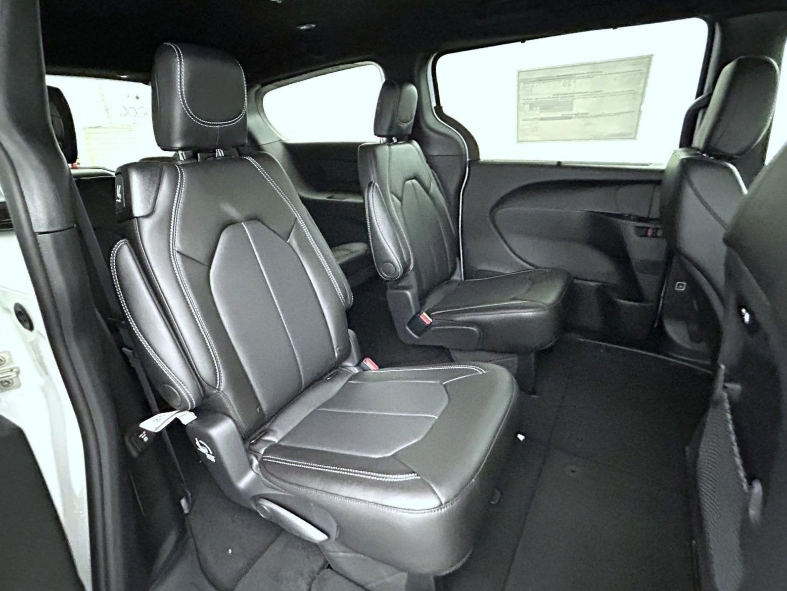 New 2027 Bright White Clear-Coat Exterior Paint Chrysler Select image 17