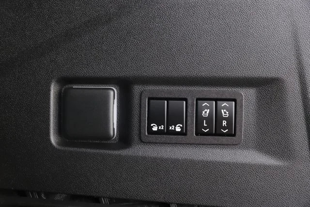 Used 2023 White GMC Denali image 34