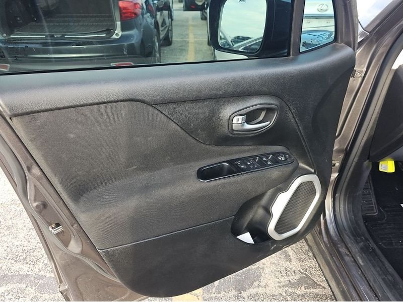 Used 2018 Granite Crystal Metallic Clearcoat Jeep Latitude image 29