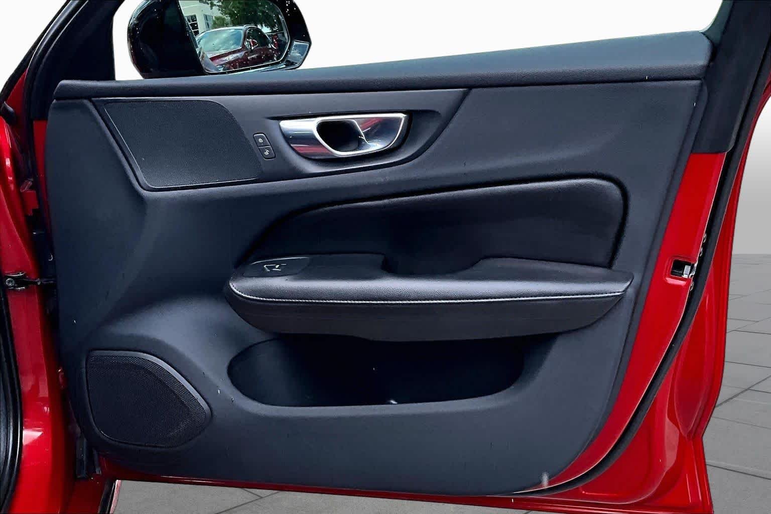 Used 2023  Volvo Core Dark Theme image 27